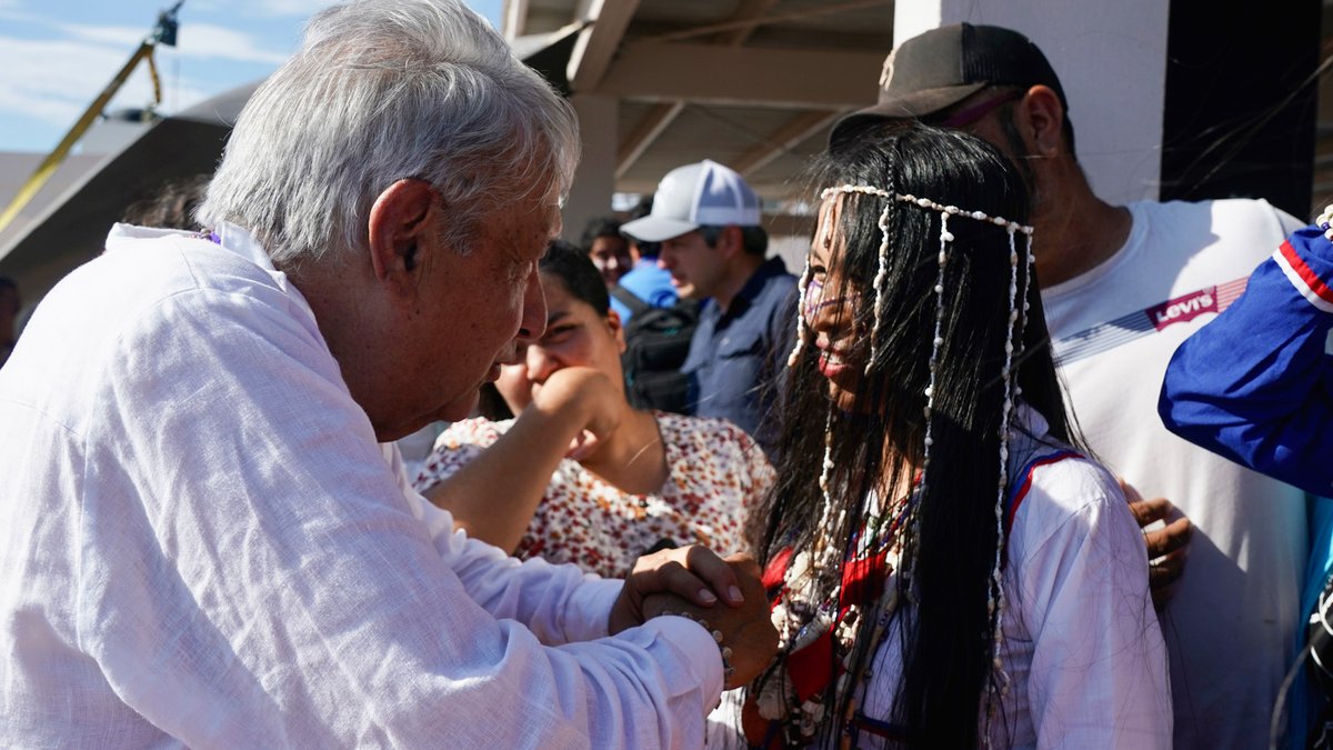 En la Isla Tiburón, la más grande de México, evaluamos el Plan de Justicia para el Pueblo Seri. Ayudamos a pescadores, se aplican los Programas para el Bienestar y estamos resolviendo problemas de falta de caminos, agua y otros servicios.