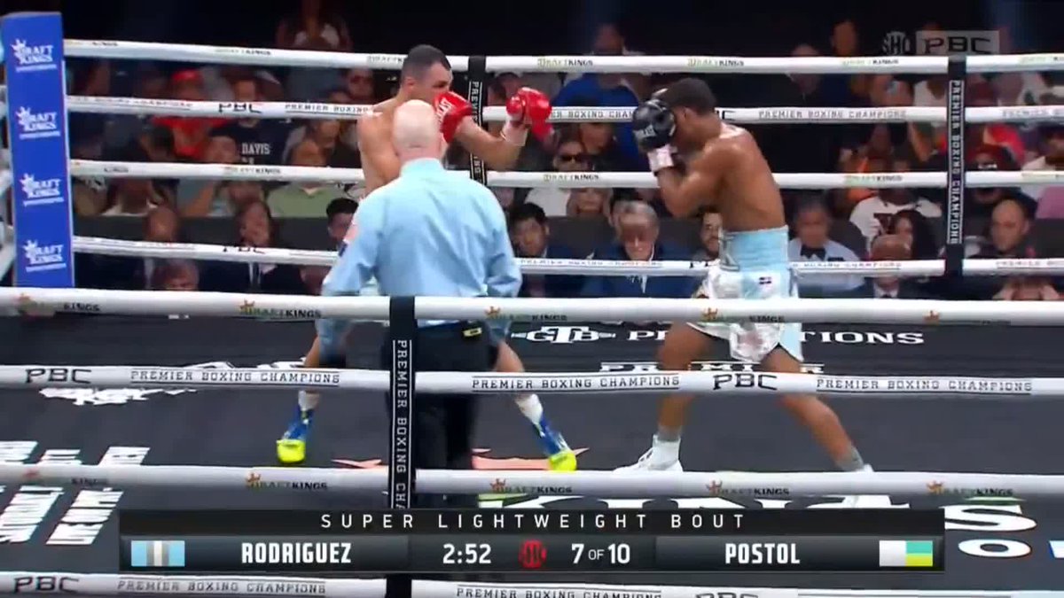 🎸🎸🎸 Elvis Rodriguez comes out swinging in the 7th, earning a TKO victory over Viktor Postol in round 7 🥊 #RodriguezPostol | #MartinHarutyunyan