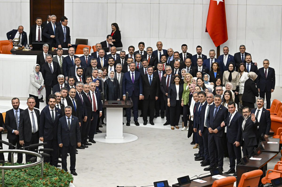Türkiye Büyük Millet Meclisi 1 Ekim'e kadar tatile girdi. Siyasi partilerin temsilcileri yasama yılının son mesajlarını verdi.