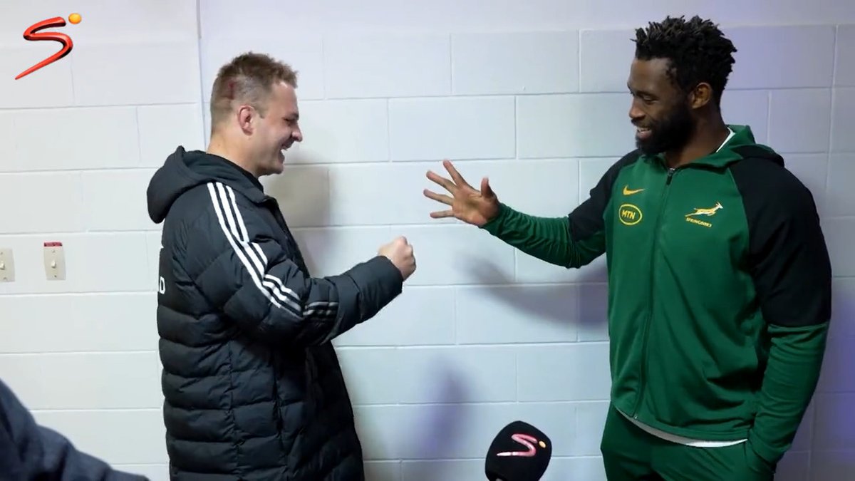Ever thought you'd see Sam Cane and Siya Kolisi going at it in a game of rock, paper scissors? 😂 We were there for the coin toss to determine which team will be the 'home' side when the Springboks meet the All Blacks at Twickenham 🪙