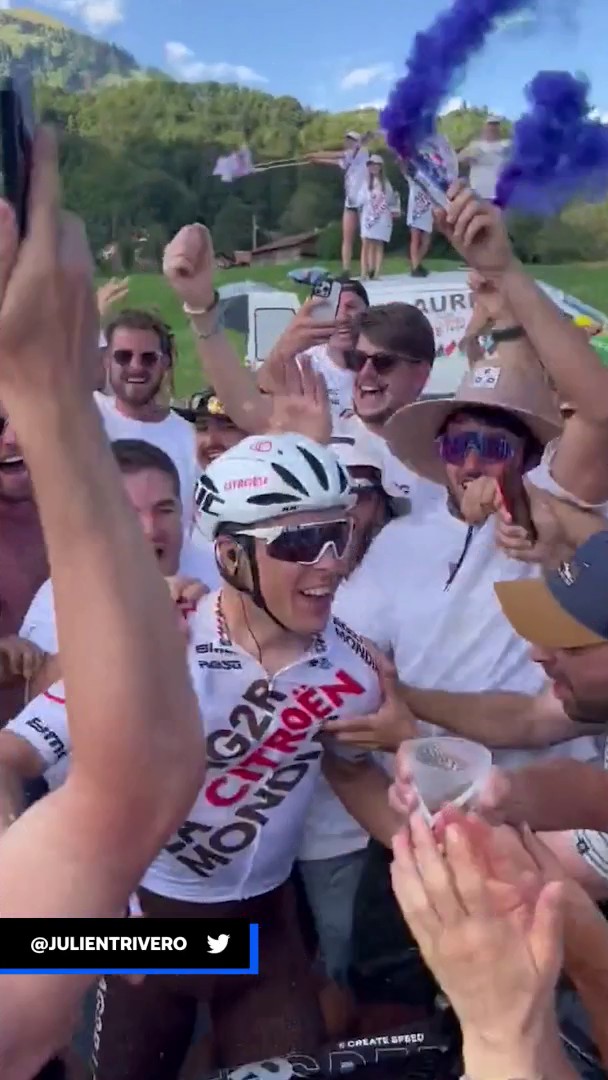 🤣 Cosnefroy Benoit y la otra cara de la subida a Joux Plane 🍺 Se para con la gente y le da tiempo a beber un trago de cerveza para el deleite de los aficionados #TDF2023 #TourEurosport