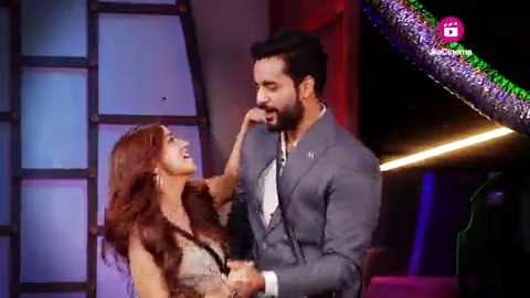 #AbhiYa blessing our feed with this adorable moment😍 Catch this moment in #WeekendKaVaar tonight at 9pm. Streaming free on #JioCinema. #BBOTT2 #BiggBossOTT2 #BBOTT2onJioCinema @beingsalmankhan Shriya Pilgaonkar Jiya Shankar The Fukra Insaan