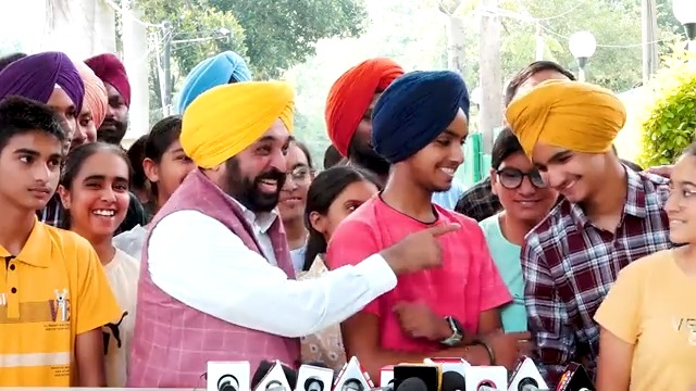 ਪੰਜਾਬ ਦੇ ਸਿੱਖਿਆ ਖੇਤਰ ਦੀ ਬਦਲੀ ਤਸਵੀਰ ਦੇ ਗਵਾਹ ਇਹ ਬੱਚੇ ਨੇ…ਜੋ ਵਿਦੇਸ਼ਾਂ ਵੱਲ ਜਾਣਾ ਚਾਹੁੰਦੇ ਸੀ ਇੱਕ ਉਪਰਾਲੇ ਨਾਲ ਇਹਨਾਂ ਦੀ ਸੋਚ ਬਦਲਗੀ…ਸਾਡੇ ਬੱਚਿਆਂ ‘ਚ ਬਹੁਤ ਹੁਨਰ ਹੈ ਲੋੜ ਹੈ ਬਸ ਤਾਂ ਸਹੀ ਮਾਹੌਲ ਦੇਣ ਦੀ…ਜੋ ਸਾਡੀ ਸਰਕਾਰ ਮੁਹੱਈਆ ਕਰਵਾਉਣ ‘ਚ ਲੱਗੀ ਹੋਈ ਹੈ..
