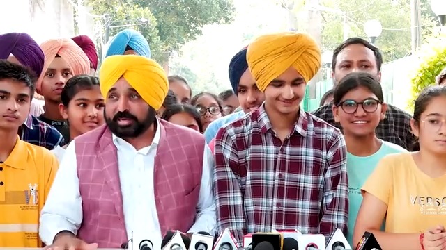 ਮਜਬੂਰੀ ਵੱਸ ਕਿਸੇ ਦੀ ਪੜ੍ਹਾਈ ਅੱਧ ਵਿਚਾਲੇ ਨਹੀਂ ਰਹਿਣ ਦੇਵਾਂਗੇ…ਸਰਕਾਰੀ ਸਕੂਲਾਂ ‘ਚ ਬੱਚਿਆਂ ਨੂੰ ਆਉਣ ਜਾਣ ਲਈ ਬੱਸਾਂ ਮੁਫ਼ਤ ‘ਚ ਲਾਵਾਂਗੇ ਤਾਂ ਜੋ ਦੂਰੋਂ ਬੱਚੇ ਆਰਾਮ ਨਾਲ ਸਕੂਲ ਆ-ਜਾ ਸਕਣ…ਪੜ੍ਹਾਈ ਪੱਖੋਂ ਬੱਚਿਆਂ ਨੂੰ ਵਾਂਝਾ ਨਹੀਂ ਰਹਿਣ ਦੇਵਾਂਗੇ..