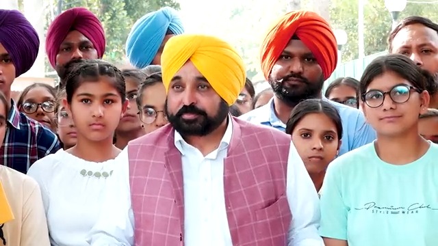 ਇਸਰੋ ਨਾਲ ਗੱਲਬਾਤ ਕੀਤੀ ਹੈ ਕਿ 13 ਸੈਟਾਲਾਈਟਾਂ ਜਿਹੜੀਆਂ ਆਉਣ ਵਾਲੇ ਸਮੇਂ ‘ਚ ਲਾਂਚ ਕੀਤੀਆਂ ਜਾਣਗੀਆਂ, ਉੱਥੇ ਸਾਡੇ ਬੱਚੇ ਲਾਂਚਿੰਗ ਸਮਾਗਮ ‘ਤੇ ਜਾਣਗੇ…ਇੱਕ ਹੋਰ ਖ਼ੁਸ਼ੀ ਦੀ ਗੱਲ ਹੈ ਕਿ ਇਸਰੋ ਸਪੇਸ ਮਿਊਜ਼ੀਅਮ ਪੰਜਾਬ ‘ਚ ਖੋਲ੍ਹਣ ਜਾ ਰਿਹਾ ਹੈ…