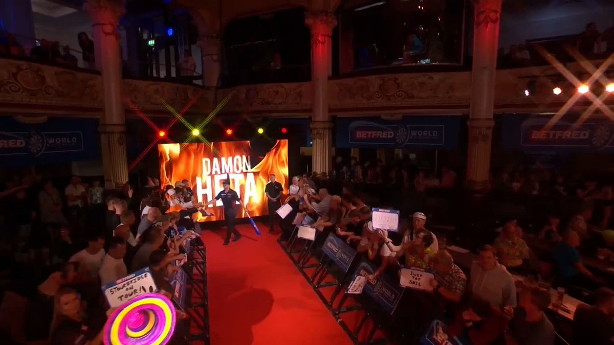 That's one way to turn the crowd against you Damon 🤣 Heta brings himself some heat with his walk-on 👀