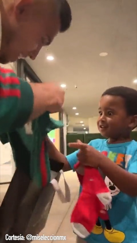 YA ES MEXICANO 🇲🇽🎺🥳 El Tri encuentra Belaynesh Gebre, un pequeñín que se volvió viral por querer ser mexicano, y le cumplen su deseo de comer quesadillas ¡LA EMOCIÓN EN SU CARITA LO DICE TODO!