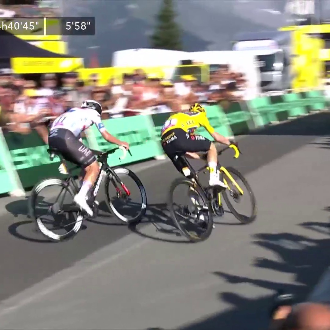 Pogacar goes 💨 Vingegaard follows 💨💨 The #TDF2023 GC battle is something else 🍿