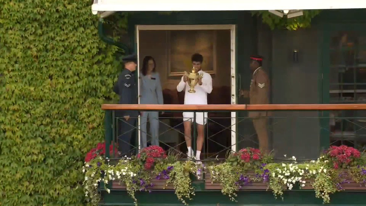 Look at that crowd, all for one man. @CarlosAlcaraz takes his trophy to the #Wimbledon balcony ๐