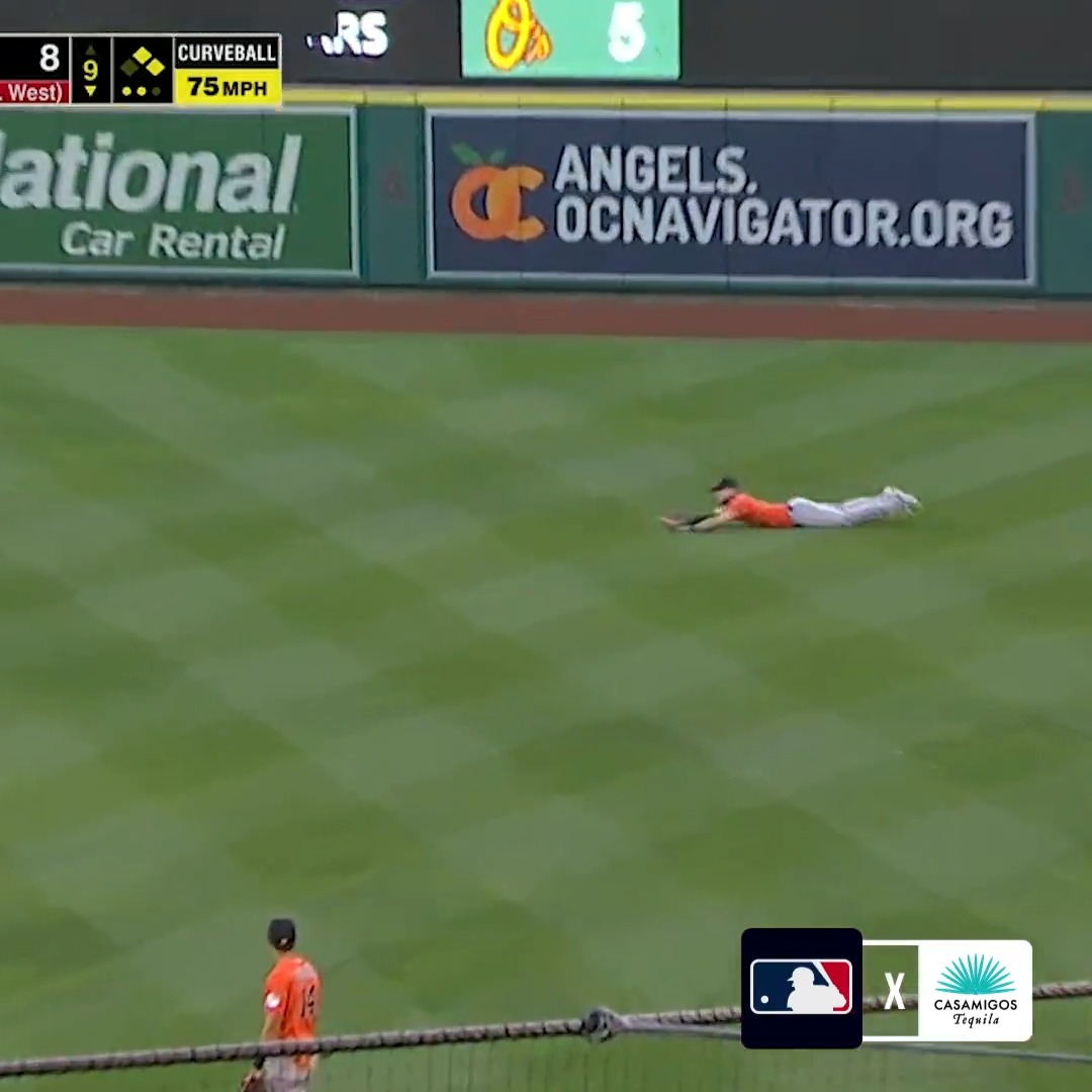 A crazy ending to a crazy #SundayNightBaseball game! 😱 (MLB x Casamigos)