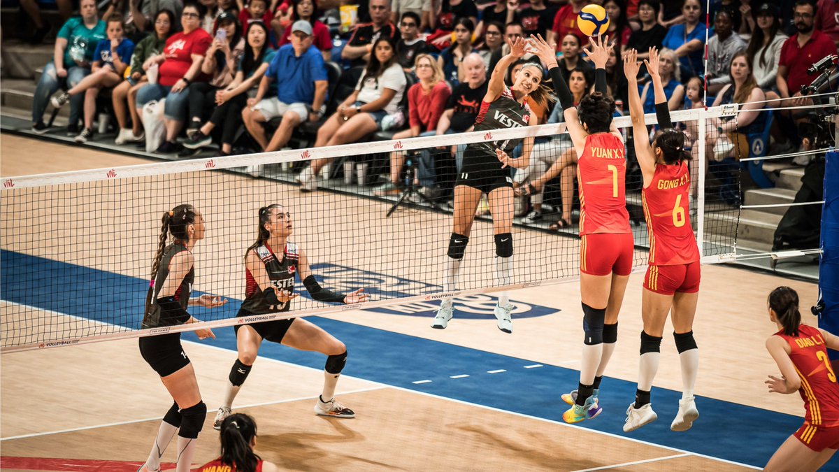 Türkiye 🇹🇷 🆚 🇨🇳 China #Volleyball-loving country Türkiye enjoyed the biggest success of their women’s national team to date by winning the #VNL2023. ➡️ Recap: 📺 Full match replay on 🏐 #VNL2023 #VNLFinals #VNL