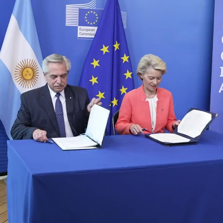 Today we sign a cooperation agreement on climate and clean energy with Argentina, powered by #GlobalGateway. To develop strategic industries there, from renewables to hydrogen. That’s good for growth and jobs in 🇦🇷 And good for our 🇪🇺 security of supply. Alberto Fernández