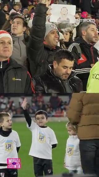 🇦🇷父親の気持ち…🇦🇷 😭幼い息子がリーベル・プレートのホームスタジアムのピッチに招待され、それを見つめる父親が素敵だと自分のなかで話題に。