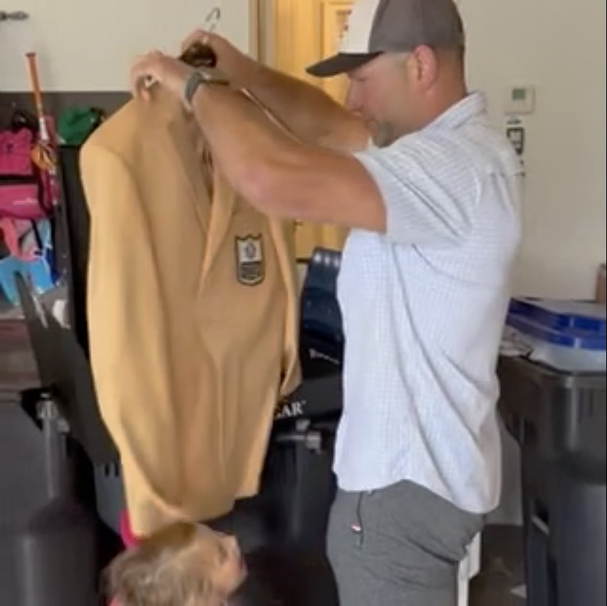 Gold jacket has arrived! Joe Thomas got the package every NFL player dreams of. 🙌 Pro Football Hall of Fame (via Cleveland Browns)