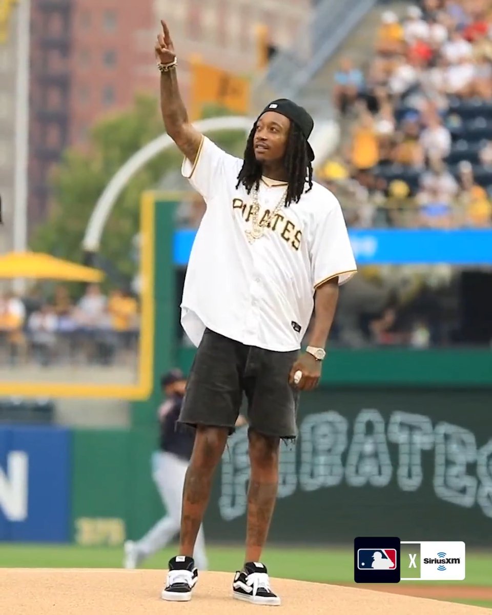 Pittsburgh native Wiz Khalifa threw out the first pitch at the Pittsburgh Pirates game! 🖤💛 (MLB x @SiriusXM)