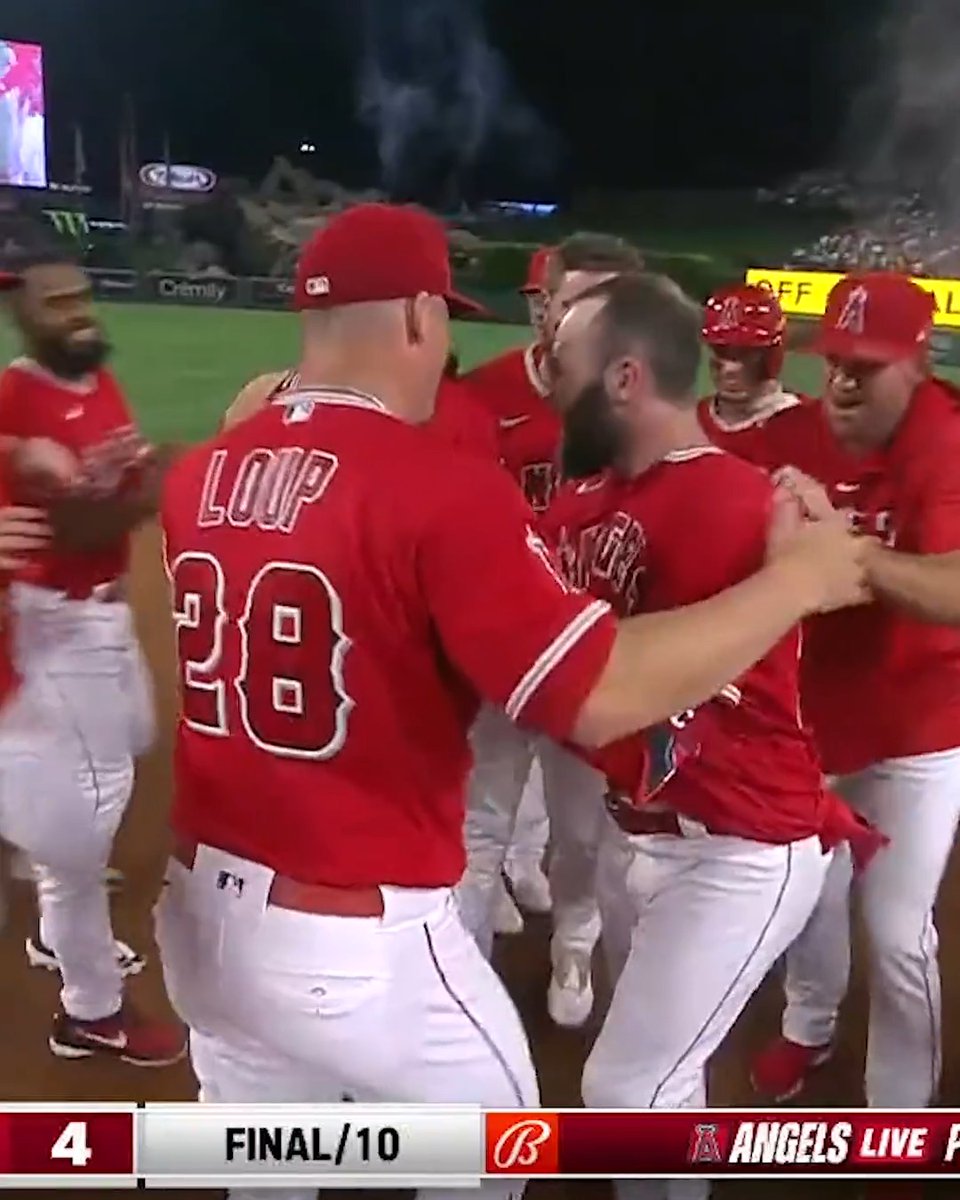 🎵 Automatic, Supersonic, Stefanic, Funky Fresh 🎵 The Los Angeles Angels #WALKOFF against the Yankees. (MLB x Capital One)
