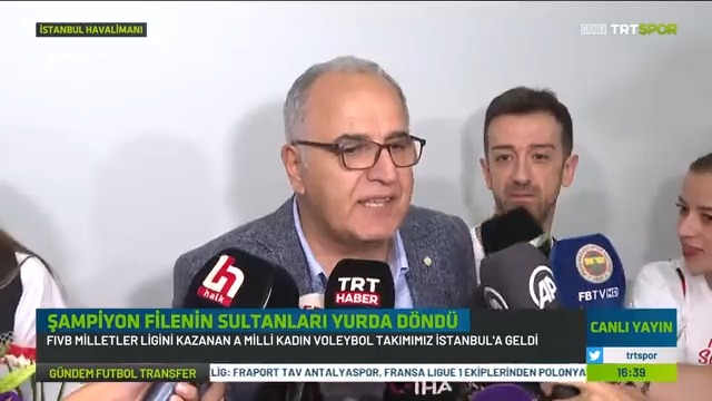 Santarelli’nin mimiklerinden başka bir şey odaklanamıyorum😅 #FileninSultanları