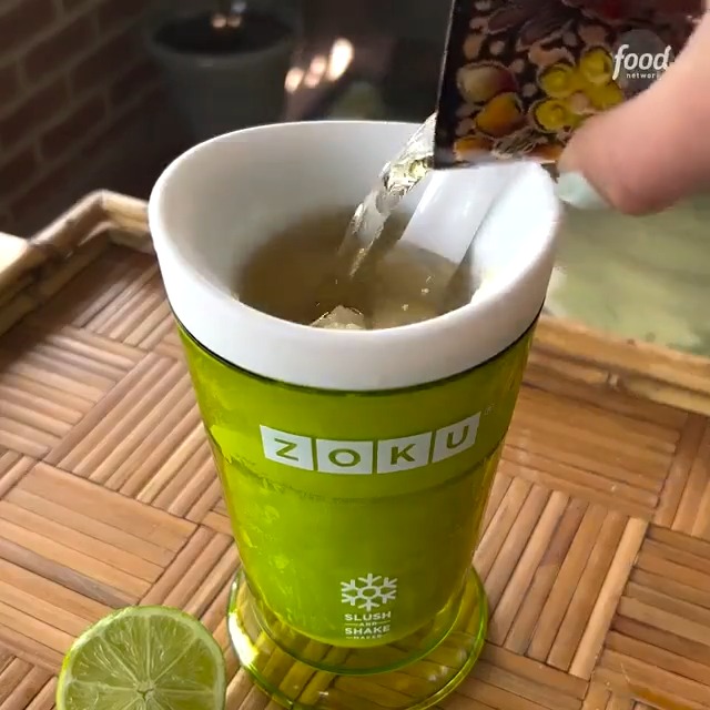 This slushy maker CUP can make frozen drinks in ✨minutes✨! Say hellooo to frozen margs, root beer floats and frappes all summer long! Get it on Amazon: (We may make 💰 from these links!)