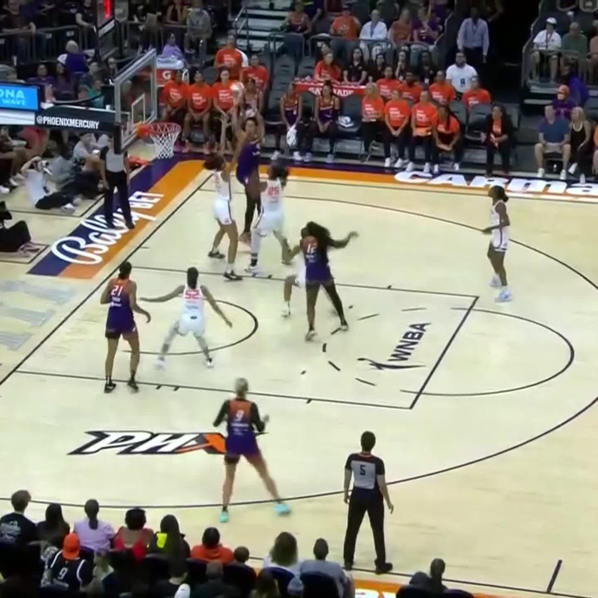 Brittney Griner with the tough fadeaway over two defenders 🔥