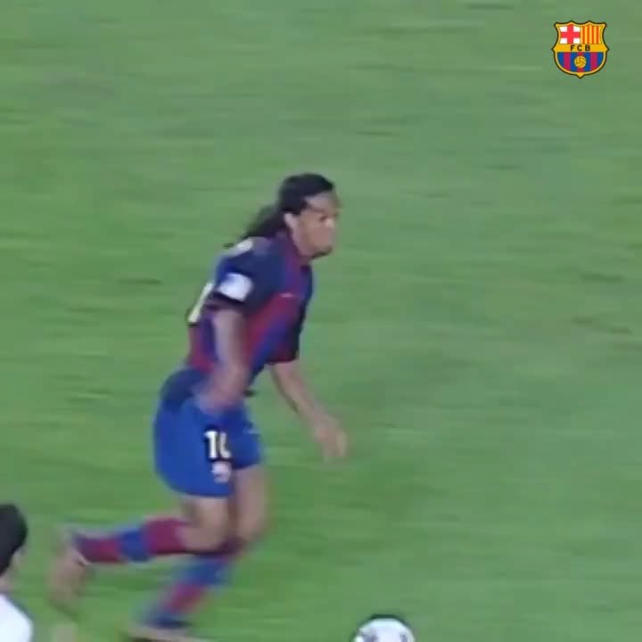It’s been 20 years since Ronaldinho signed for Barcelona. Of course this was his first goal for the club 🤙 (via FC Barcelona)
