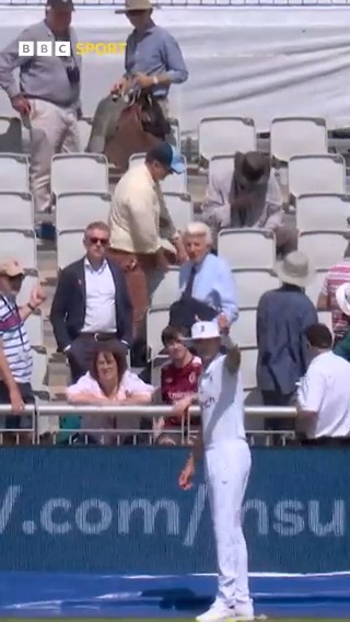 ''If we get him out you can all move again''. 🤣 Sun stopped play in Manchester earlier, so Stuart Broad played steward! ☀️ #BBCCricket #Ashes