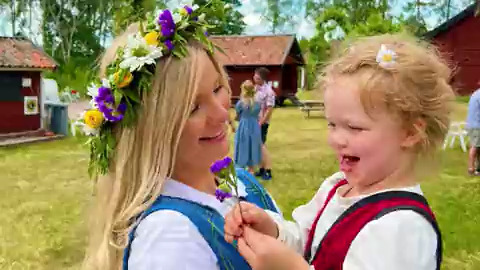Midsommarafton - en av de bästa dagarna på året. Med blomsterkransar, midsommarstång, svenska jordgubbar och goda vänner. I min nya video visar jag vårt traditionsenliga midsommarfirande. Se kommentaren nedan för länk!🌼🍓🌸 Här är ett urklipp av videon:
