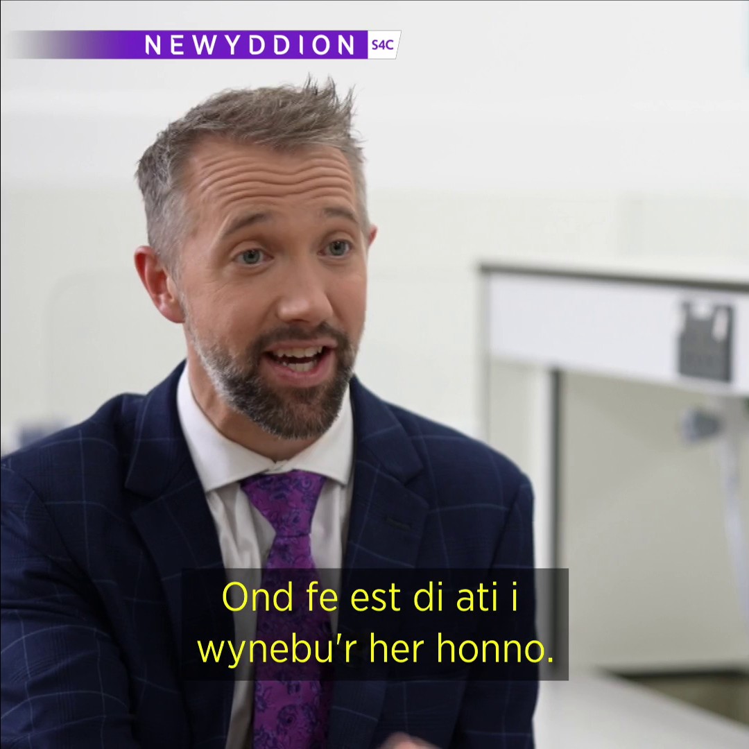 ⚗️ 'Oedd e'n bwysig dangos bod y Gymraeg yn iaith wyddonol.' Mae Owain Beynon wedi derbyn PhD Cemeg trwy’r Gymraeg - y tro cyntaf i hynny ddigwydd yn hanes Prifysgol Caerdydd.