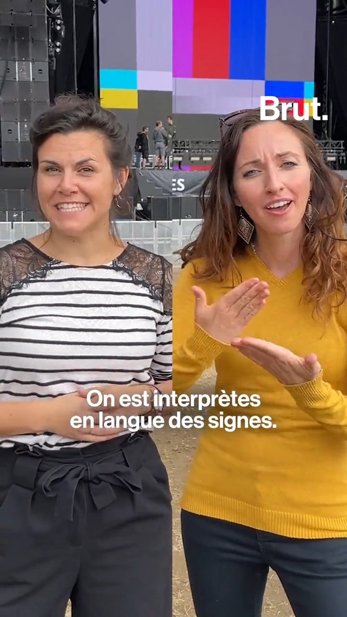 "Nous ce qu'on voulait, c'était rendre accessibles les concerts." Aurélie et Perrine pratiquent le chansigne. Sur scène, elles traduisent en langue des signes les paroles pour le public sourd ou malentendant. Brut les a suivies sur la scène de Soprano aux Vieilles Vieilles Charrues.