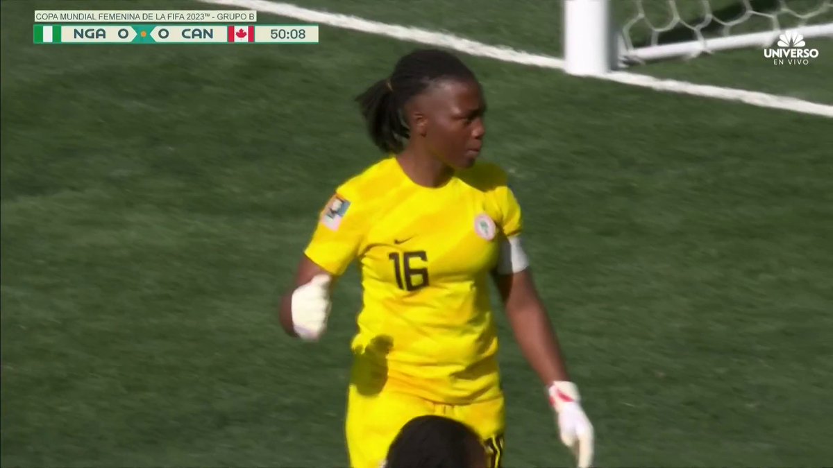 What a save from #NGA Chiamaka Nnadozie to deny Christine Sinclair from the spot 😱 (via Telemundo Deportes)