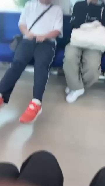 【迷惑行為】電車内で隣の女の子ガン見しながら自慰行為 お前の頭の辞書には恥というものはないのか。 このおじさんはいったい何処へいこうとしてるんでしょうね？？ 本当に気持ちが悪いのでおじさんには緊急停止してもろて･･･。 #迷惑行為