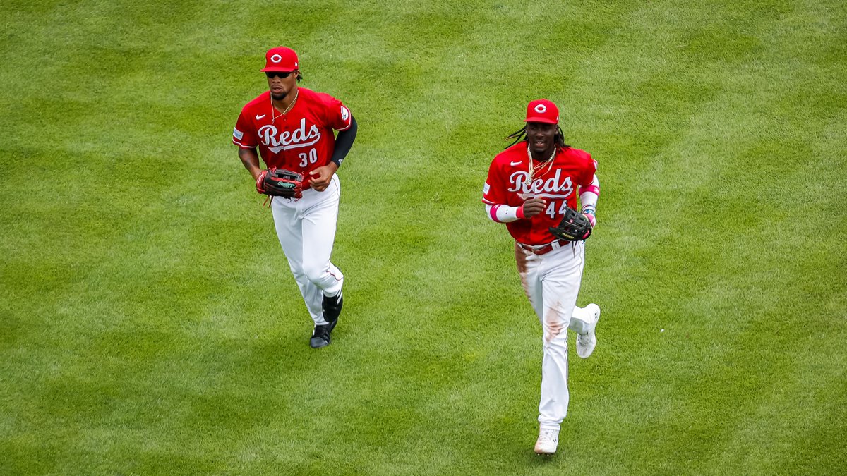 【剛送球】MLBレッズの新人デラクルーズ、160キロ超えの送球で敵のホーム生還を阻止!自身がマークした「内野手史上最速」記録を更新