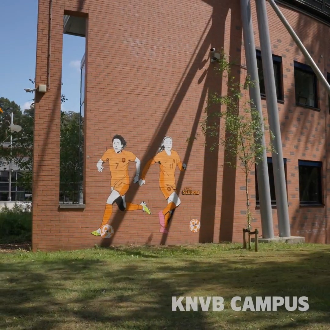 𝓦𝓐𝓤𝓦! 🤩 Prachtige Wall Stories gemaakt door Kamp Seedorf. 🎨 Bedankt voor jullie steun ING Nederland, Nike, KPN, Staatsloterij, Albert Heijn en Bitvavo! #FIFAWWC #TheOranjeBeat #NothingLikeOranje