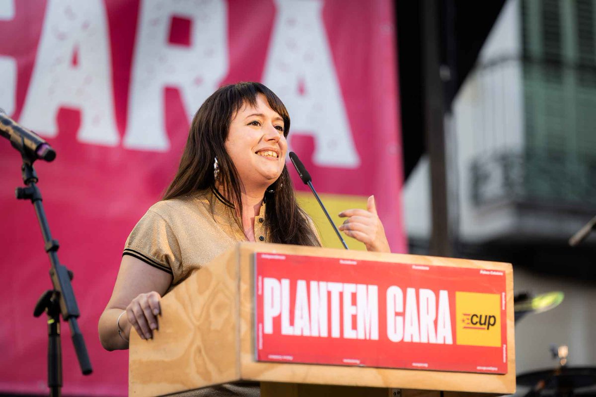 “Les que la coneixem des de fa més temps dibuixem un somriure i només podem fer que dir: acabeu de descobrir la Laure! El que us espera... I en vindran moltes més!” – Anna Gabriel