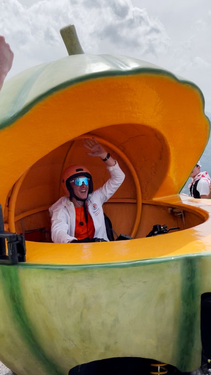 Dans la caravane publicitaire du Tour de France™ de France, il y a un melon. Et dans ce melon, il y a Loïs, 25 ans.