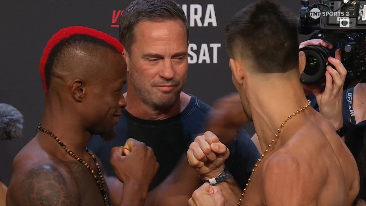 The countdown begins! ⏳ Both Bonecrusher 🇨🇩🇬🇧☠️ and Joel Alvarez look ready ✅ #UFCLondon | Live on TNT Sports | @discoveryplusuk