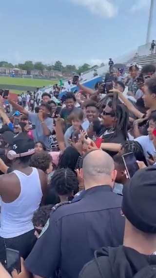 .Cam Newton pulled up to Dee's 1on1s in New Orleans and everyone went CRAZY. 🔥 New Orleans Saints