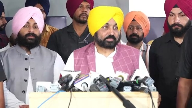 ਅੱਜ 72 ਪ੍ਰਿੰਸੀਪਲਾਂ ਦੇ ਤੀਜੇ ਤੇ ਚੌਥੇ ਬੈਚ ਨੂੰ ਹਰੀ ਝੰਡੀ ਦਿੱਤੀ..ਤਕਰੀਬਨ 92% ਪ੍ਰਿੰਸੀਪਲ ਅਜਿਹੇ ਨੇ ਅੱਜ ਜਿਹੜੇ ਪਹਿਲੀ ਵਾਰ ਵਿਦੇਸ਼ ਜਾ ਰਹੇ ਨੇ…ਕਈਆਂ ਦੇ ਤਾਂ ਪਾਸਪੋਰਟ ਵੀ ਹੁਣੇ ਬਣੇ ਨੇ…ਸਾਡੀ ਕੋਸ਼ਿਸ਼ ਪੂਰੀ ਹੈ ਪਹਿਲਾਂ ਪ੍ਰਿੰਸੀਪਲਜ਼ ਨੂੰ ਪੂਰਾ ਟਰੇਨ ਕੀਤਾ ਜਾਵੇ ਤਾਂ ਹੀ ਇਹ ਪ੍ਰਿੰਸੀਪਲ ਬੱਚਿਆਂ ਨੂੰ ਨਿਖਾਰਨਗੇ…