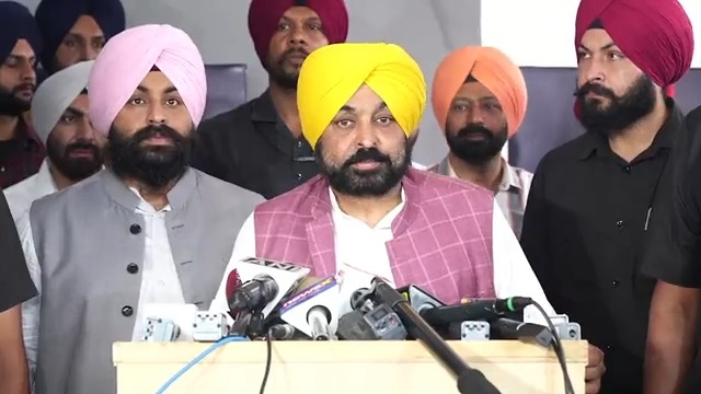 ਪੰਜਾਬ ਦੇ ਸਿੱਖਿਆ ਖੇਤਰ ‘ਚ ਅਸੀਂ ਗਾਰੰਟੀਆਂ ਮੁਤਾਬਕ ਨਵੇਂ ਮੀਲ ਪੱਥਰ ਸਰ ਕਰ ਰਹੇ ਹਾਂ…ਪੰਜਾਬ ਦੇ ਪ੍ਰਾਈਵੇਟ ਸਕੂਲਾਂ ‘ਚੋਂ ਹੱਟਕੇ ਬੱਚੇ ਸਰਕਾਰੀ ਸਕੂਲਾਂ ਵੱਲ ਆ ਰਹੇ ਨੇ…ਸਭ ਤੋਂ ਵੱਡੀ ਗੱਲ ਹੈ ਮਾਪਿਆਂ ਤੇ ਬੱਚਿਆਂ ਦਾ ਸਰਕਾਰੀ ਸਕੂਲਾਂ ‘ਤੇ ਯਕੀਨ ਬਣਦਾ ਜਾ ਰਿਹਾ ਹੈ…