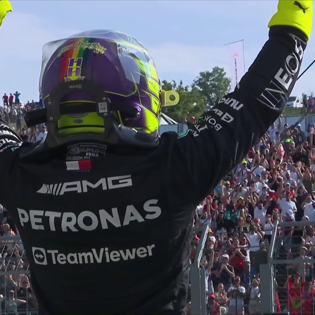 Lewis Hamilton celebrates his first pole since the 2021 Saudi Arabian Grand Prix 🙌