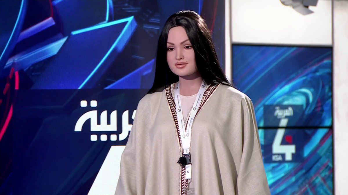 تم صناعته بأيدٍ سعودية.. الروبوت السعودية "سارة" ترتدي الزي السعودي، وتعتذر عن ذكر عمرها. -