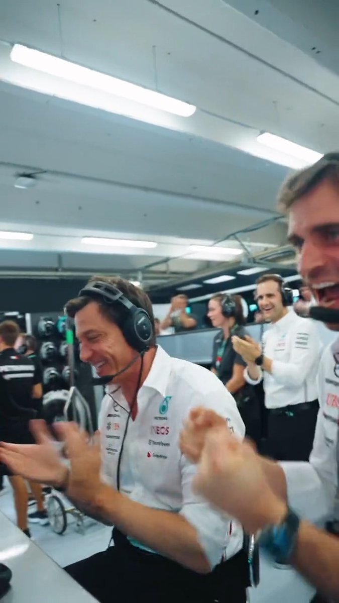 What a moment! 😁😁 How the garage reacted to pole position. ❤️