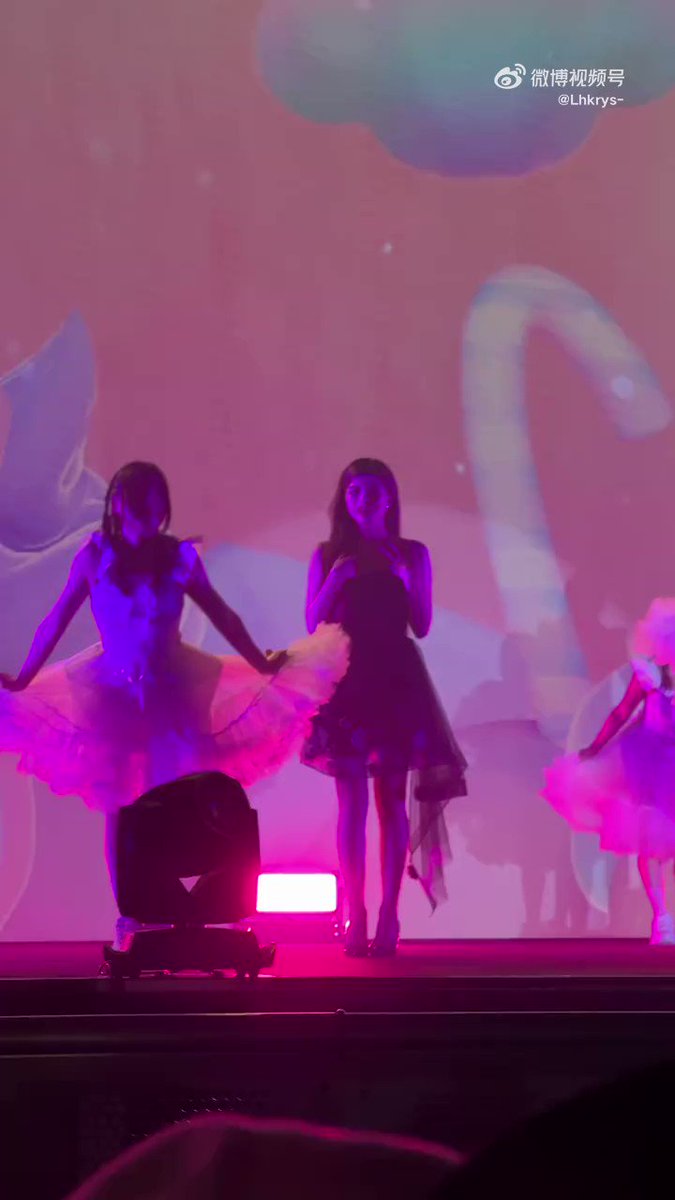 [FULL] BECKY Solo Stage #FreenBeckyFBinHongKong Performances ✨ Someone’s effort is a reflection of their interest in you and how much they mean to you. We’re so lucky to be loved by this angel 😭🫂 cr. Lhkrys- via Weibo #Beckysangels