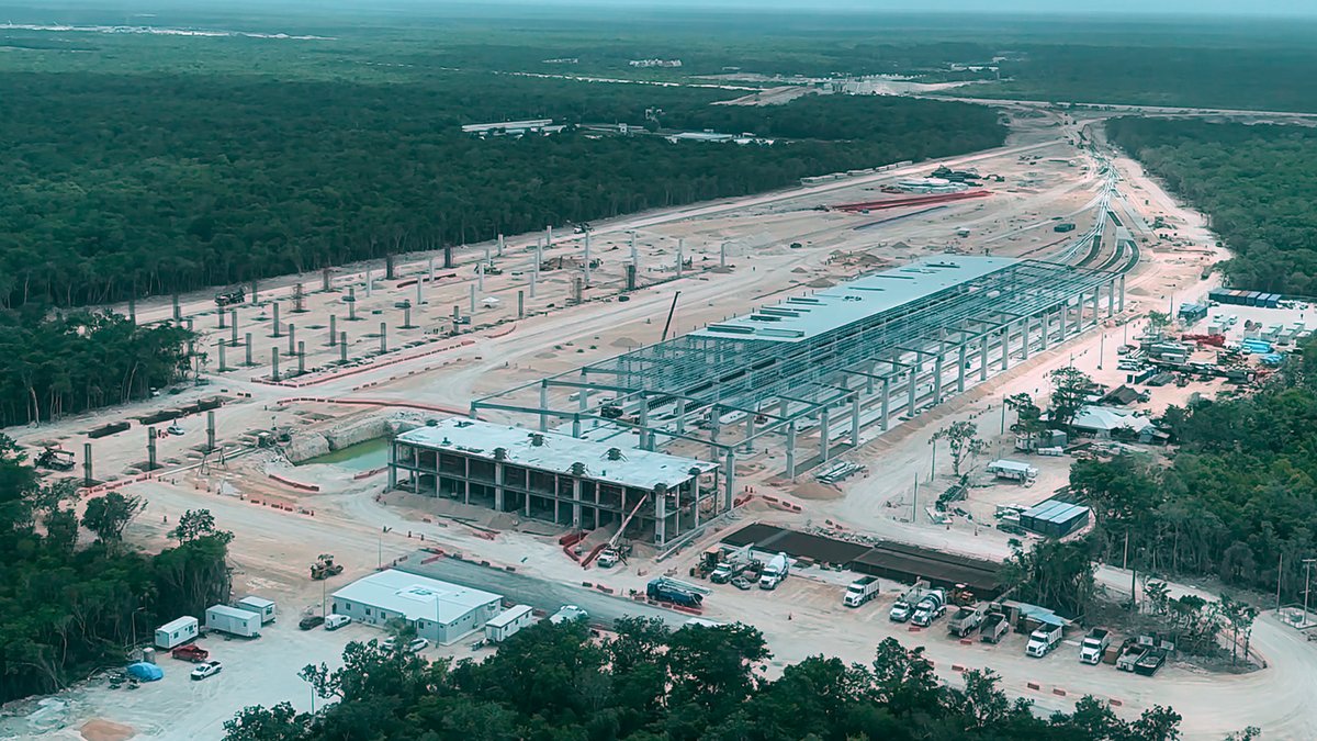 En este año llevamos 14 semanas de supervisión del Tren Maya. Hoy por la noche se terminan de colar 3 mil 700 metros lineales de la pista de aterrizaje del Aeropuerto de Tulum. Además, ya está en Cancún el primer tren, al cual nos subiremos el 1 de septiembre para probarlo antes de su inauguración en diciembre de 2023.