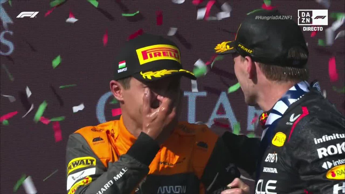¡QUE SE HA CARGADO LANDO EL TROFEO DE VERSTAPPEN! 😂😂😂😂😂😂😂😂 Qué grandes los dos riéndose de la que ha liado Norris #HungriaDAZNF1 🇭🇺