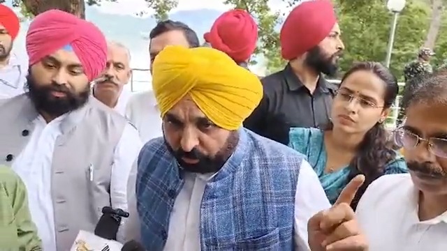 ਸਾਰੇ ਵਿਧਾਇਕਾਂ, ਮੰਤਰੀਆਂ ਤੇ ਪ੍ਰਸ਼ਾਸ਼ਨਿਕ ਅਮਲੇ ਨੂੰ ਸਖ਼ਤ ਨਿਰਦੇਸ਼ ਨੇ ਕਿ ਉਹ ਦਫ਼ਤਰਾਂ ਵਿੱਚ ਨਾ ਬੈਠ ਕੇ ਲੋਕਾਂ 'ਚ ਜਾ ਕੇ ਉਨ੍ਹਾਂ ਦੀ ਸੇਵਾ ਕਰਨ..ਮੈਂ ਵੀ ਪੰਜਾਬ ਵਿੱਚ ਕਈ ਹੜ੍ਹ ਵਾਲੀਆਂ ਜਗ੍ਹਾਵਾਂ ਦਾ ਦੌਰਾ ਕੀਤਾ ਹੈ..ਬਤੌਰ CM ਮੇਰਾ ਕੰਮ ਹੈ ਬਾਕੀ ਸੂਬਿਆਂ ਨਾਲ਼ ਤਾਲਮੇਲ ਬਣਾ ਕੇ ਰੱਖਣ ਦਾ ਸੋ ਮੈਂ ਆਪਣੀ ਉਹੀ ਡਿਊਟੀ ਨਿਭਾ ਰਿਹਾ ਹਾਂ