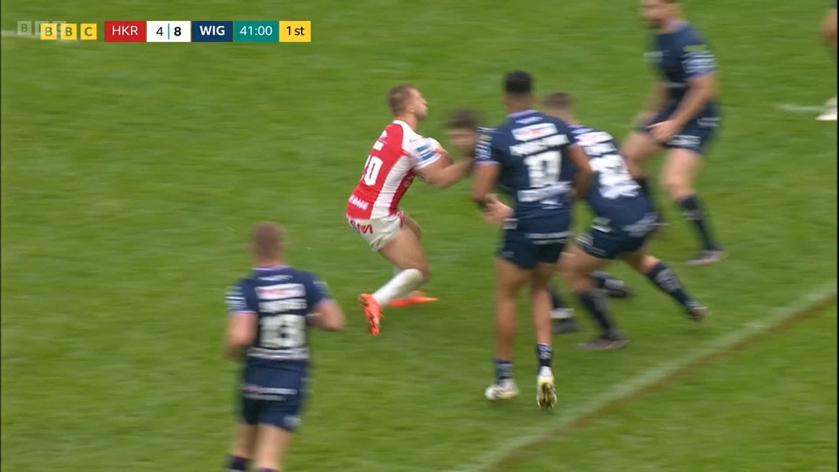 Wigan are down to 12! 😬 Joe Shorrocks is shown a red card for this challenge. #BBCRL #ChallengeCup