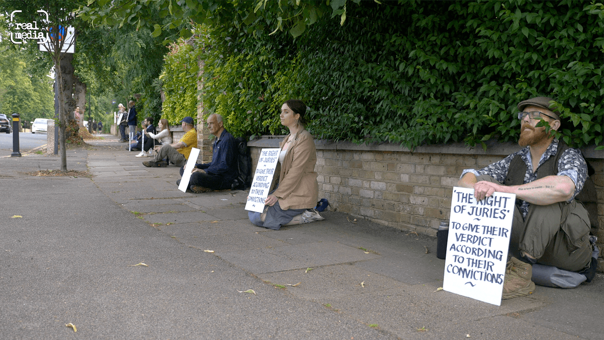 On Friday, protestors sat outside Isleworth Crown Court, some with blank banners, others referring to a juror’s right to acquit on conscience. Earlier in the week, the trial of Dr Gail Bradbrook was abandoned. Reporting restrictions apply ➡️