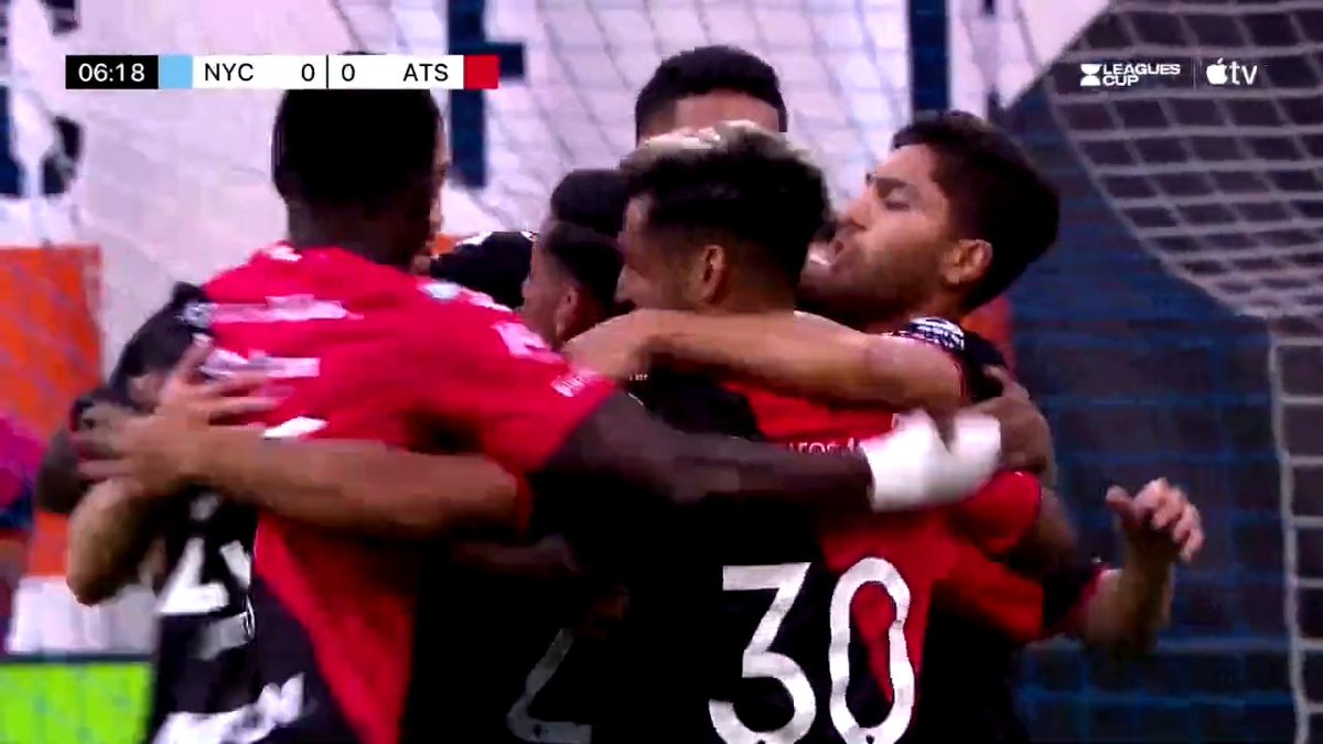 Hablemos de la tremenda jugada en balón parado de la Academia... ❤️🖤 ¡Así, juntitos y unidos a seguir, Rojinegros! 🦊 #NoSeExplicaSeSiente