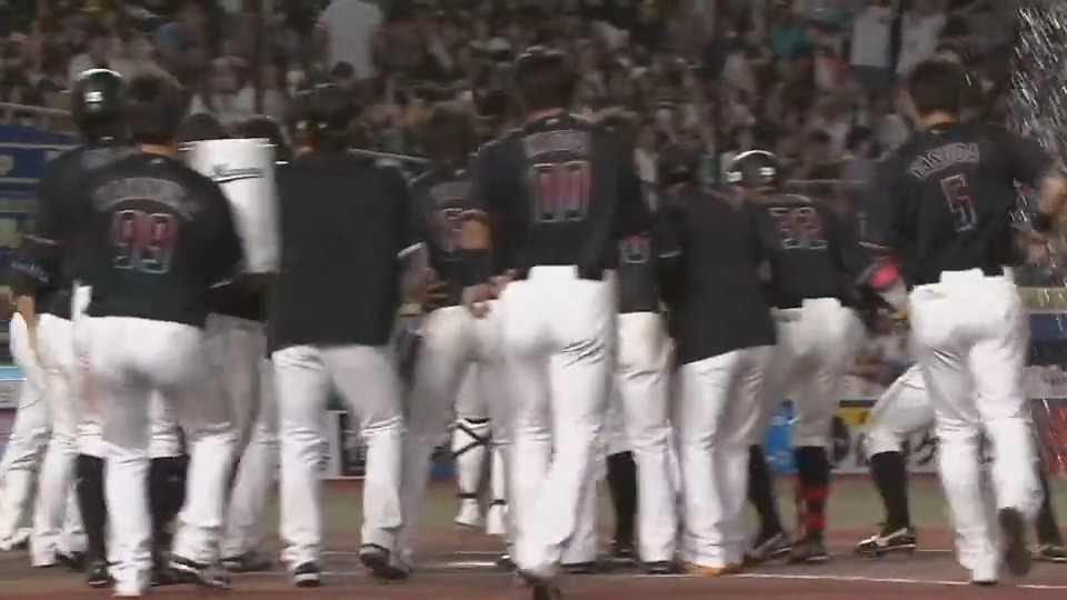 劇的な幕切れ‼️ ‼️ 🎇 千葉ロッテ #角中勝也 選手の代打逆転サヨナラ2ランホームラン🌈🌈 #chibalotte 千葉ロッテマリーンズ 👇ライブ配信はこちらから！