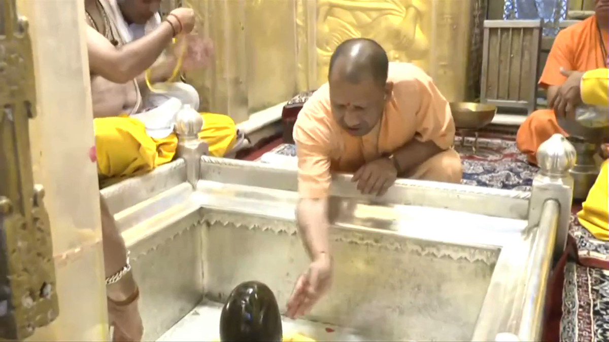 श्री काशी विश्वनाथ मंदिर में दर्शन पूजन करते #UPCM Yogi Adityanath